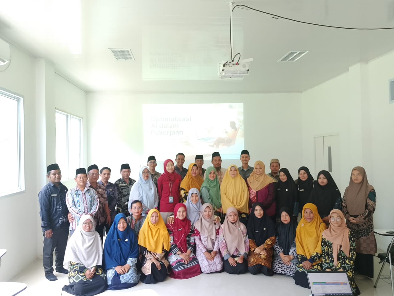 Tingkatkan Kinerja dan Pelayanan, Personil KUA Bunguran Barat Ikuti Sosialisasi Kenaikan Pangkat dan Optimalisasi AI